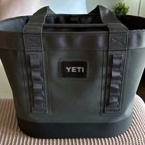 YETI 35 CARRYALL TOTE BAG - gently used